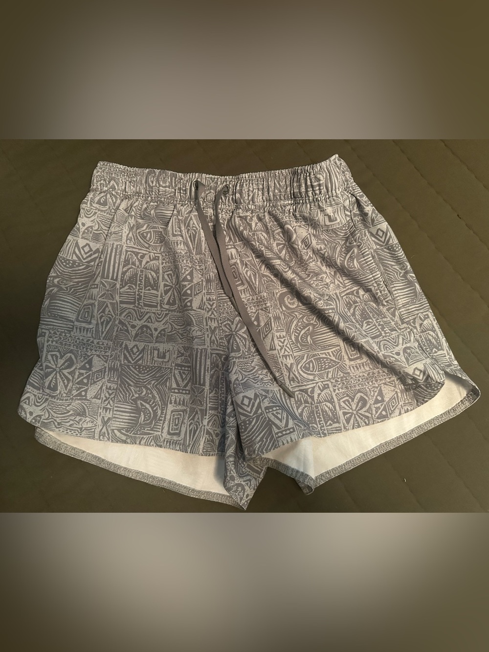 Women’s HUK Gray White Tiki Patterned Shorts, Sz S Small